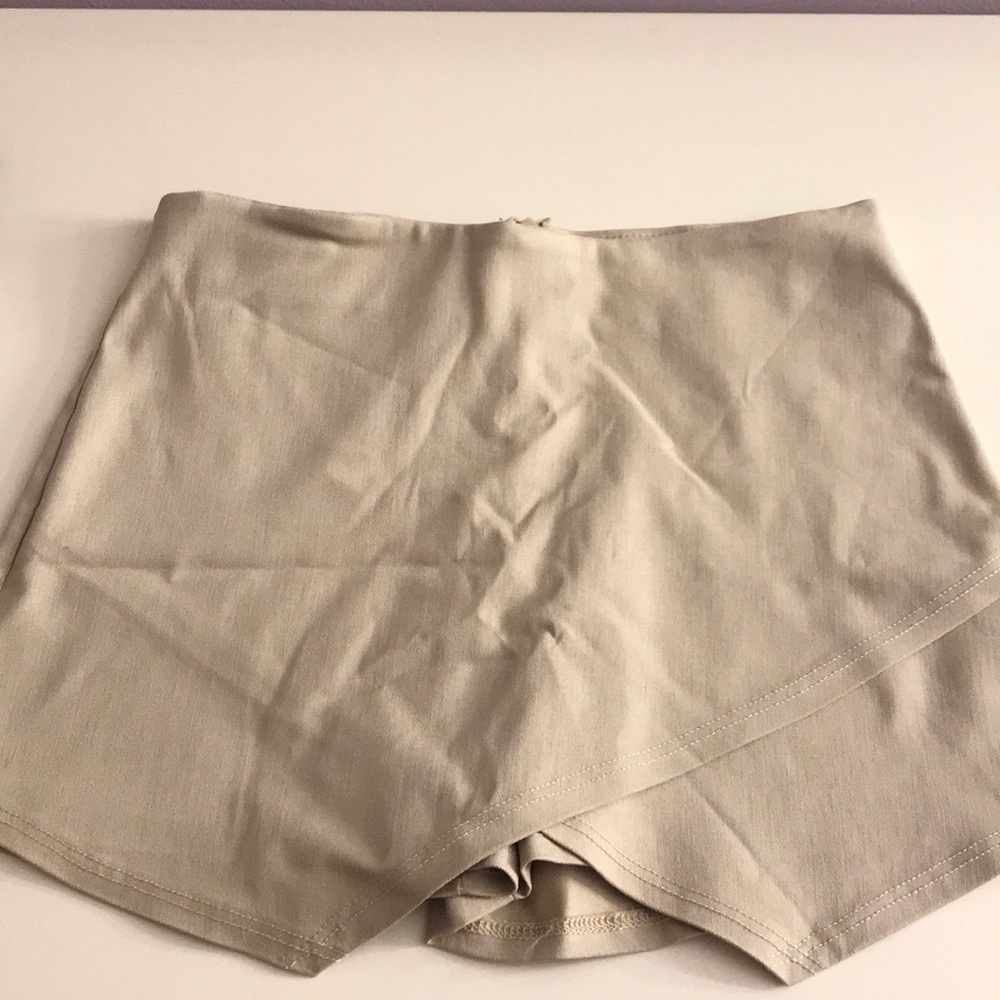 TRENDY BEIGE SHORTS🧥